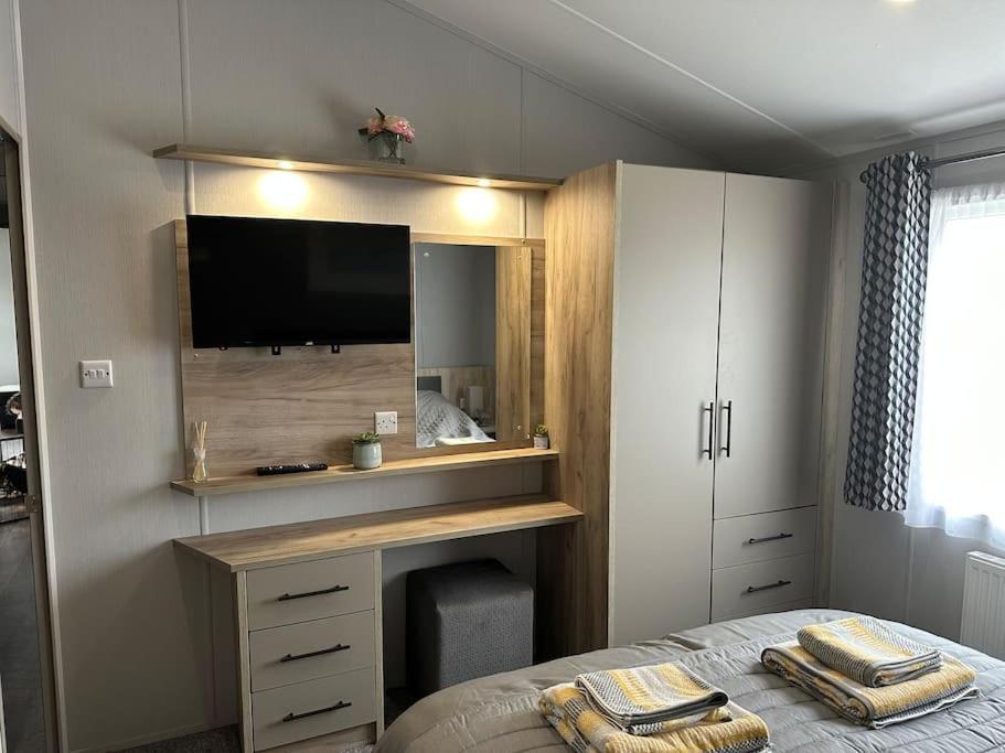 Modern Lodge With Amazing Views New Quay Esterno foto