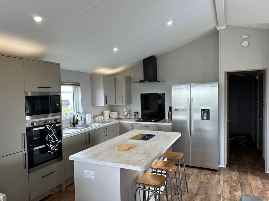 Modern Lodge With Amazing Views New Quay Esterno foto