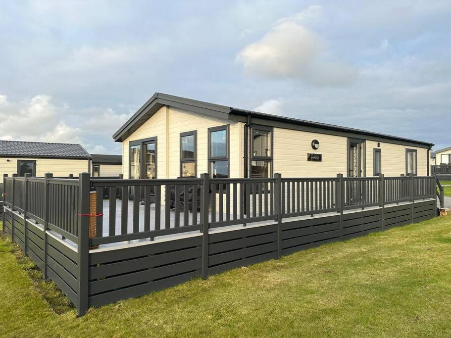 Modern Lodge With Amazing Views New Quay Esterno foto